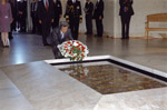 Prime Minister Koizumi lays a wreath at the Tomb of Unknown Soldier in the Australian War Memorial on 1 May 2002.