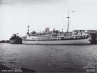 ダーウィン港に停泊するオーストラリアの病院船「マナンダ」。１９４２年２月１９日に始まった日本軍のダーウィン空襲の際、日本軍の爆撃機は「マナンダ」を病院船とわかっていながら標的にした。４ヵ月後のミルン湾の戦いで日本軍の巡洋艦「天竜」は「マナンダ」にサーチライトを当てたが、湾内の他の連合軍の船舶を攻撃しながらも、「マナンダ」には手を加えなかった。稀ではあったが、後者のような日本軍の行動を目撃したオーストラリア兵の中には日本軍に対する固定観念を改める者もいた。