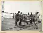 １９４５年９月６日、戦艦グローリー上で。降伏調印式に際して、スターディー将軍に軍刀を手渡す今村将軍。海軍司令官の草鹿中将が傍らで見守っている。