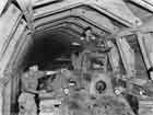戦後。ラバウルの後背地のトンネルに置かれた日本陸軍の９５式ハ号戦車を調べるオーストラリア軍将校。連合軍の度重なる空襲を避けるため、戦時中に日本軍は３００キロを超えるトンネルを掘った。